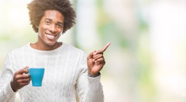 Afro Amerikalı adam izole arka tarafına el ve parmak ile işaret çok mutlu üzerinde kahve içme