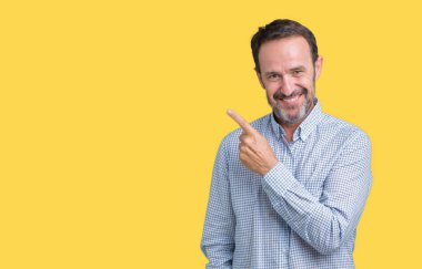 Yakışıklı orta yaş zarif komuta sizde izole arka neşeli bir gülümseme ile el ve parmak kadar yan yüzünde mutlu ve doğal ifade ile işaret yüz üzerinden