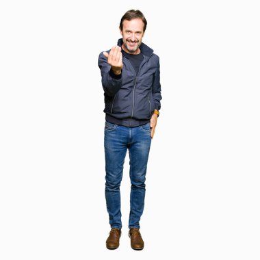 Beckoning gel burada mutlu ve gülümseyerek el davet ile jest bir ceket giyen orta yaş yakışıklı adam