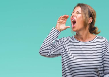 Orta yaş İspanyol kadın kıdemli bağırarak ve ağzı üzerinde el ile yan için çığlık izole arka plan üzerinde. İletişim kavramı.