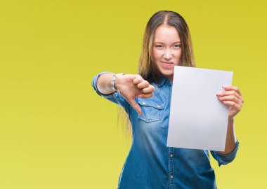 Kızgın yüz, eksi işareti aşağı antipati başparmak ile gösterilen, ret kavramı ile arka plan boş kağıt sayfası tutan genç beyaz kadın izole