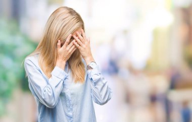 Yüz eller ile ağlayarak süre kapsayan üzgün ifade ile izole arka plan üzerinde gözlük takan genç güzel sarışın iş kadını. Depresyon kavramı.