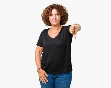 Güzel orta ager üst düzey kadın yüzünden mutsuz ve kızgın ret gösterilen ve başparmak aşağı hareketi ile negatif seyir izole arka plan. Kötü ifade.