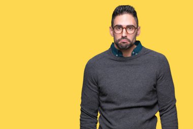 Yakışıklı delikanlı izole arka plan üzerinde gözlük depresif ve kızgın ve korkmuş ağlıyor sıkıntı için endişeleniyorum. Üzgün ifade.