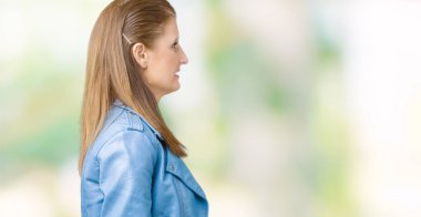 Güzel orta yaş Olgun kadın giyiyor moda deri ceket izole arka tarafına, seyir üzerinde dinlenmek doğal yüz emin gülümseme ile pozuyla profili.