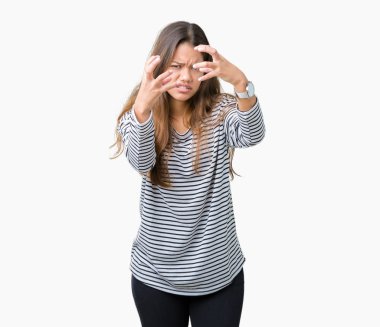 Giyen genç güzel esmer kadın kazak boğazlamak istiyor eller öfke ile sinirli bağırarak izole arka plan üzerinde deli bağırıyor şeritler