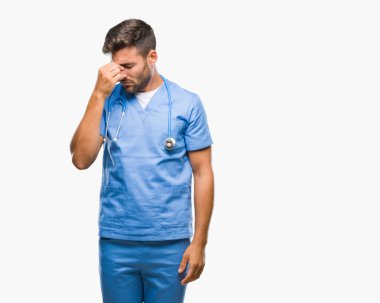 Genç yakışıklı izole arka plan üzerinde yorgun gözleri duygu yorgunluk ve baş ağrısı ve burun sürtme cerrah adam doktor. Stres ve hayal kırıklığı kavramı.