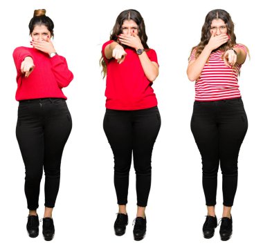 Kolaj izole beyaz güzel genç kadın bir gülme sizin arka plan, fotoğraf makinesi ile işaret eden parmak el ağzına, utanç ifadesi