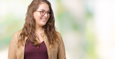 Artı boyutu genç kadın güzel üzerinde bir elbise ve deri ceket giyiyor arka plan uzak tarafına gülümseme ile yüzünde, doğal ifade arıyorum izole. Kendine güvenen gülüyor.