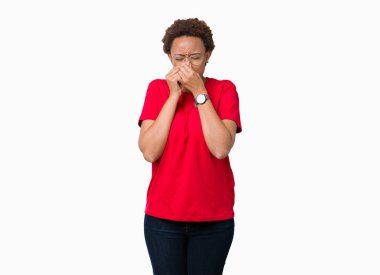 Gözlük takan bir şey pis ve iğrenç kokulu izole arka plan, dayanılmaz koku, holding nefes burun parmaklar ile güzel genç Afro-Amerikan kadın. Kötü kokuyor kavramı.