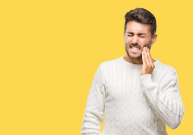 Diş ağrısı veya dişlerde dişlerle ilgili hastalık nedeniyle ağız acı ifadesi ile el ile dokunmak izole arka plan üzerinde kış kazak giyen genç yakışıklı adam. Diş hekimi kavramı.