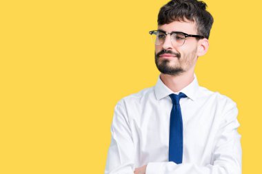 İkna ve kendine güvenen genç yakışıklı iş adamı ile silah tarafına bakarak gülümseyen izole arka plan üzerinde gözlük takan geçti