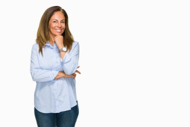 Güzel orta yaş iş izole arka plan emin çapraz kollar ve çeneme kaldırdı el ile gülümseme ile kamera seyir yetişkin kadın. Pozitif düşünce.