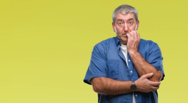 Stresli ve gergin ile eller tırnak ısırma dudaklarından seyir izole arka plan üzerinde yakışıklı komuta sizde. Anksiyete sorunu.