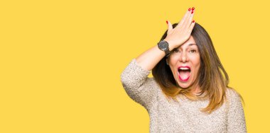 Moda kazak giyen güzel orta yaş kadın başına hata için el ile şaşırttı, hata hatırlıyorum. Unuttum, kötü bellek kavramı.