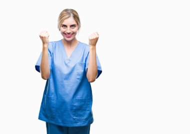 Genç güzel sarışın doktor cerrah hemşire kadın şaşırmış ve başarı için hayran kaldırdı kollarını açarak kutlama izole arka plan üzerinde ve gözleri açık. Kazanan kavramı.