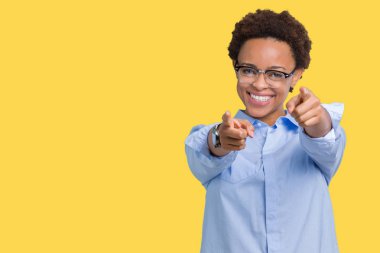 Genç güzel Afro-Amerikan iş kadını izole üzerinde arka plan size işaret ve parmaklar, kamerayla olumlu ve neşeli gülümseyen