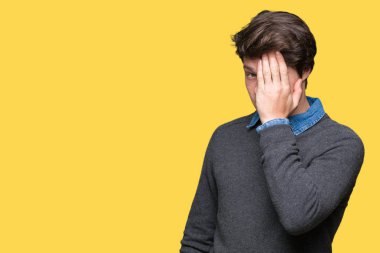 Genç yakışıklı zarif adam yarım yüz, göz ve ağız el ile kapsayan yorgun esneme izole arka plan üzerinde. Acı yüzü acıyor.