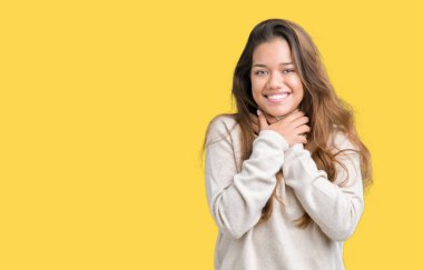 Genç güzel esmer kadın giyiyor boğazlı kazak üzerinde arka plan bağırarak izole ve çünkü boğmak acı kendi ellerimle öldürürüm. Sağlık sorunu. Yaralarından ve intihar kavramı.