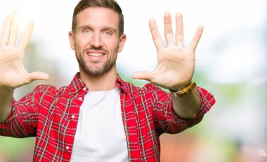 Gösterilen ve parmakları ile işaret rahat gömlek giymiş yakışıklı adam kendinden emin ve mutlu gülümseyerek süre on numara.