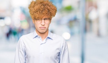 Kızgın ve korkmuş ağlıyor genç yakışıklı iş adamı afro depresif gözlük takan ve sıkıntı, endişe ile. Üzgün ifade.