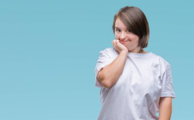 Tırnak ısırma dudaklarından eller genç yetişkin kadın stresli ve gergin ile izole arka plan üzerinde down sendromlu. Anksiyete sorunu.