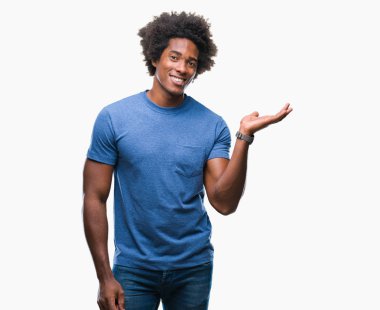 Neşeli sunulması ve kameraya bakarak avucunun ile işaret gülümseyen izole arka plan üzerinde Afro Amerikalı adam.