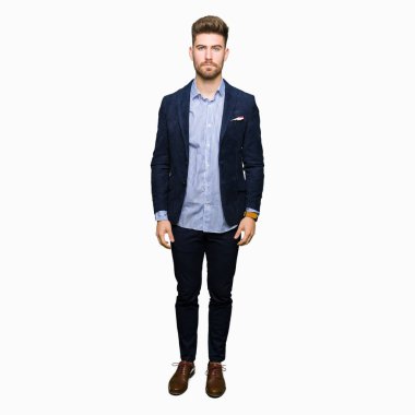 Genç yakışıklı bussines adam yüzünde ciddi bir ifade ile. Basit ve doğal kameraya bakıyor.