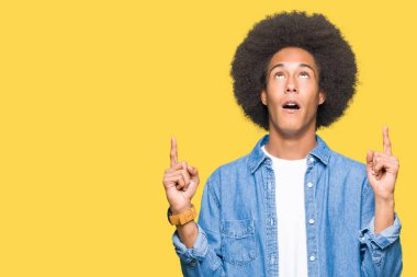 Afro saçlı genç Afro-Amerikan adam hayret ve yukarıya bakıp parmakları ile işaret şaşırttı ve silah kaldırdı.