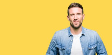 Çünkü mide üzerinde el ile kot ceket giyen sakal ve mavi gözlü yakışıklı adamla hazımsızlık, ağrılı hastalık hasta hissediyor. Ağrısı kavramı.