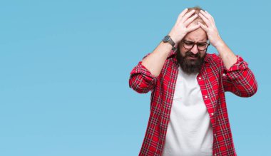 Çünkü çaresiz ve stresli baş ağrısı acı izole arka plan üzerinde gözlüklü Genç beyaz hipster adam ağrı ve migren. Ellerini kafasına.