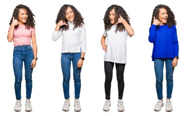 Kolaj üzerinde beyaz kıvırcık saçlı güzel genç kadının izole arka plan gülümseyerek el ve parmak telefonda konuşmak ile telefon jest yapıyor. Kavramları iletişim.