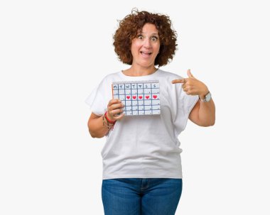 Adet takvim izole arka plan üzerinde çok mutlu el ve parmak ile işaret tutan orta ager üst düzey kadın