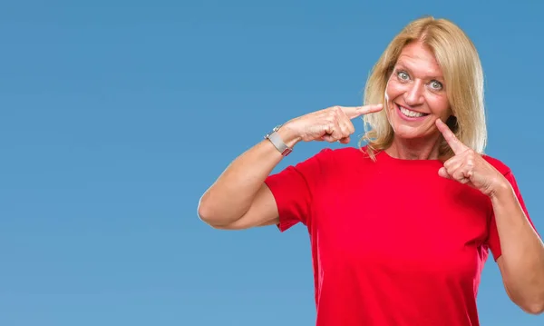 Blonde Frau Mittleren Alters Über Isoliertem Hintergrund Die Selbstbewusst Lächelt — Stockfoto