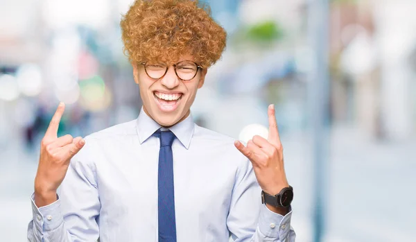 Jovem Homem Negócios Bonito Com Afro Vestindo Óculos Gritando Com — Fotografia de Stock