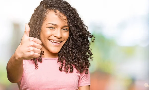 Joven Hermosa Mujer Con Pelo Rizado Usando Camiseta Rosa Haciendo — Foto de Stock