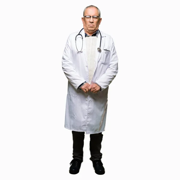 Stilig Senior Doktor Mannen Bär Medicinsk Coat Skeptiker Och Nervös — Stockfoto