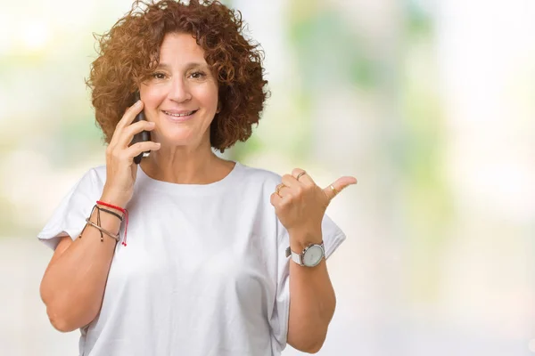 Middelste Ager Senior Vrouw Praten Smartphone Geïsoleerde Achtergrond Aan Wijzen — Stockfoto