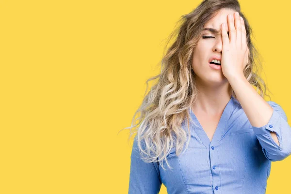 Linda Jovem Mulher Negócios Loira Sobre Fundo Isolado Bocejo Cansado — Fotografia de Stock