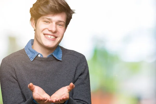 Pemuda Tampan Yang Elegan Atas Latar Belakang Terisolasi Tersenyum Dengan — Stok Foto