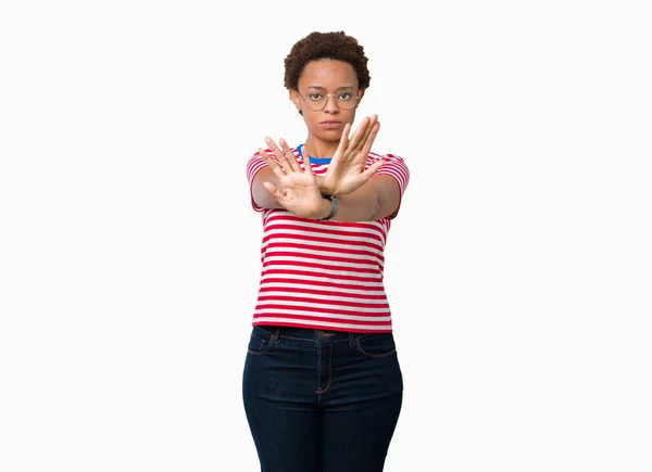 美丽的年轻非洲裔美国妇女戴眼镜在孤立的背景拒绝表达交叉武器和手掌做负号 愤怒的脸 — 图库照片