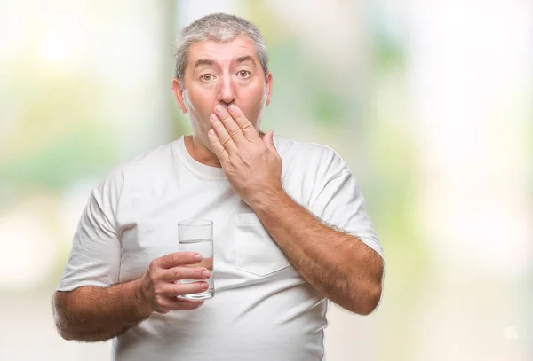 Schöner Älterer Mann Trinkt Glas Wasser Über Isoliertem Hintergrunddeckel Mund — Stockfoto