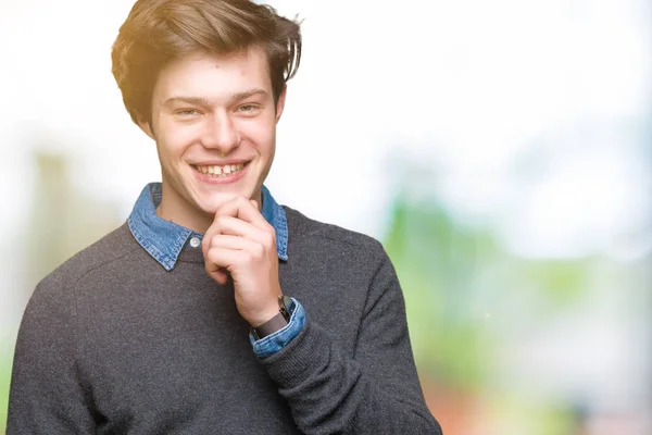 Homem Elegante Bonito Jovem Sobre Fundo Isolado Olhando Confiante Para — Fotografia de Stock