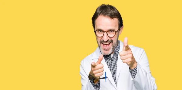 Medico Mezza Età Uomini Che Indossano Cappotto Medico Puntando Dito — Foto Stock