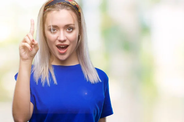 Junge Blonde Frau Mit Isoliertem Hintergrund Mit Erhobenem Zeigefinger Und — Stockfoto