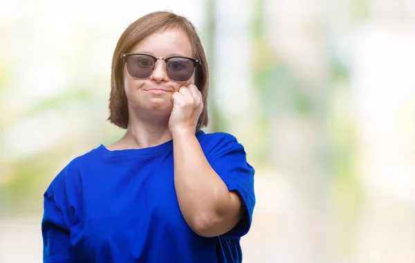 Giovane Donna Adulta Con Sindrome Indossando Occhiali Sole Sfondo Isolato — Foto Stock