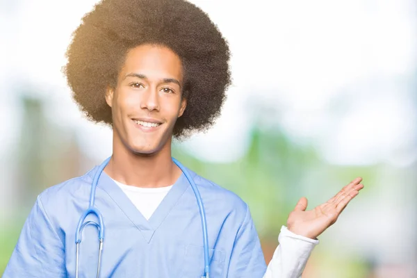 Jovem Médico Afro Americano Homem Com Cabelo Afro Sorrindo Alegre — Fotografia de Stock