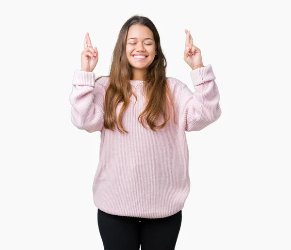 Jonge Mooie Brunette Vrouw Roze Winter Trui Dragen Geïsoleerde Achtergrond — Stockfoto