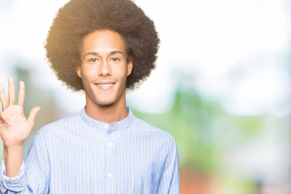 非洲青年美国男子与非洲头发显示和指向与手指第四 同时微笑着自信和快乐 — 图库照片