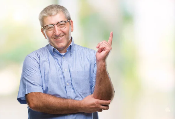 Schöner Älterer Mann Mit Brille Vor Isoliertem Hintergrund Mit Einem — Stockfoto